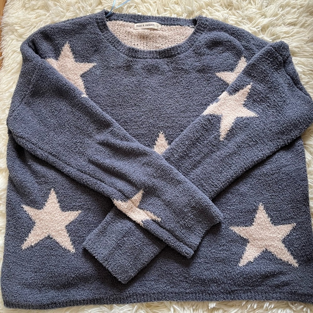 NWOT Moon and Madison fuzzy star sweater